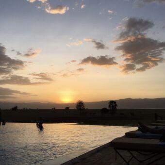 zwemmen bij een zonsondergang zonsondergang met zwemmende mensen in Maramboi-tented-camp tarangire tanzania