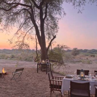 Kichaka Untamed dineren in stijl aan een tafel met 6 stoelen en een kampvuur tijden een fly in safari in ruaha tanzania