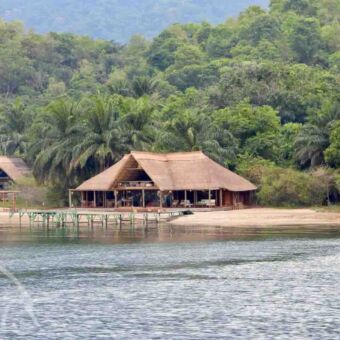 paradijselijke lodge op het meer van lake tanganyika kijk je uit op Mbali mbali camp Mahale mountains tanzania chimpansee trekking