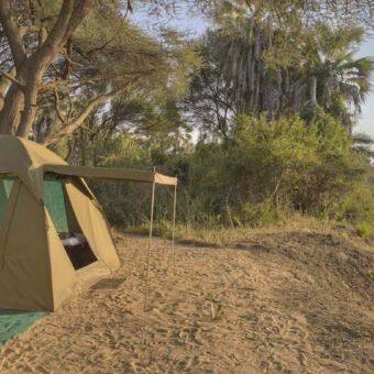 Kichaka Untamed (fly-camp aan de oever van de rivier) koepeltentje met sanitair tent aan de oever van de droge rivier tijdens Kichaka Untamed wandelsafari ruaha national park tanzania