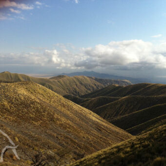 geweldig landschap nabij Lake Natron spectaculair landschap met bergen en de rim van de great rift valley bij Lake Natron meerdaagse wandelsafari