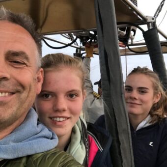 close up van een familie in de mand van een luchtballon boven de Serengeti tanzania activiteit