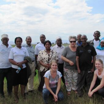 groepsfoto van een familie met oudere kinderen en medewerkers van same cultuur activiteit