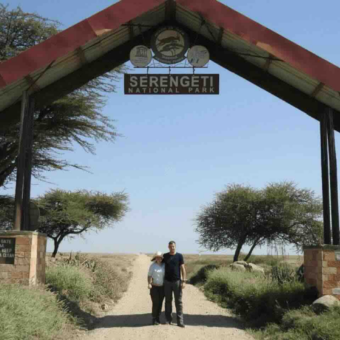 stel onder het bord van de entree bij de serengeti national park