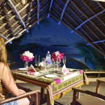 romantisch diner met uitzicht op zee tijdens huwelijksreis door tanzania