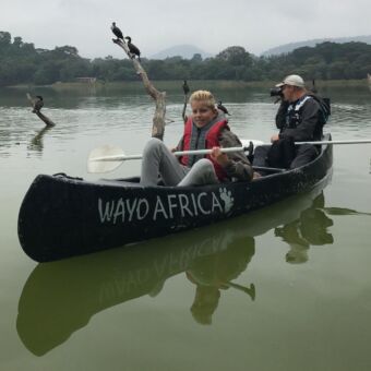 Kanovaren op lake Duluti met vogels op de achtergrond