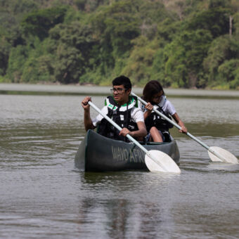 twee personen aan het kanovaren op lake duluti arusha tanzania