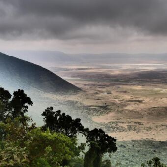 Uitzicht op de Ngorongoro krater met donkere wolken