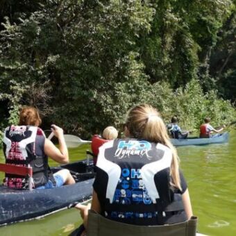 Met 6 mensen en 3 kano's varen op Lake Duluti een leuke activiteit als je in Arusha bent