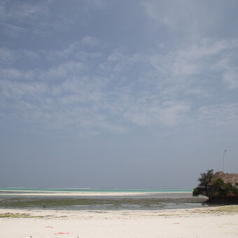 strand met uitzicht op het rock restaurant bij eb zanzibar