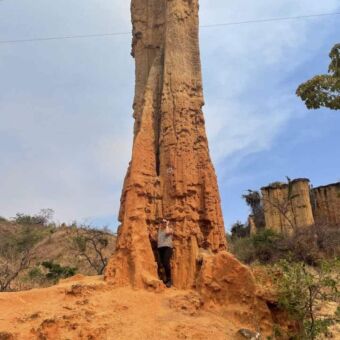 Een van de hoogste zandsteen pilaren in het Isimilia National Park