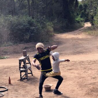 Spelende kinderen komt je regelmatig tegen in Tanzania. Speelgoed hebben ze vaak niet maar ze zijn zeer vindingrijk.