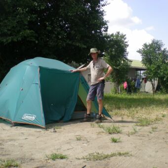 op de camping in tanzania met een koepel tent met een gast van droomreis tanzania safari rondreis