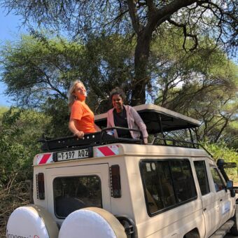 De stoere safariauto van Droomreis Tanzania met gasten