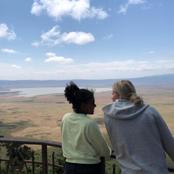 Boven aan de kraterrand van Ngorogoro krater heb je een uitzichtpunt. Het uitzicht op de krater is adembenemend.