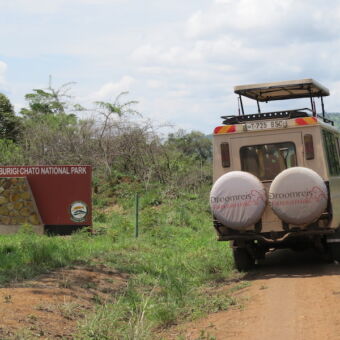 safari auto van Droomreis Tanzania bij de parkentree van Burigi-Chato