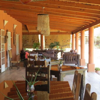 sfeervolle veranda van een lodge in Arusha Tanzania