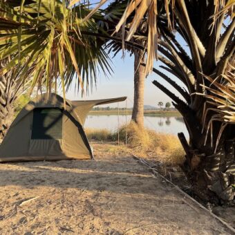 koepeltentje aan de rivier bij Ugalla river national park