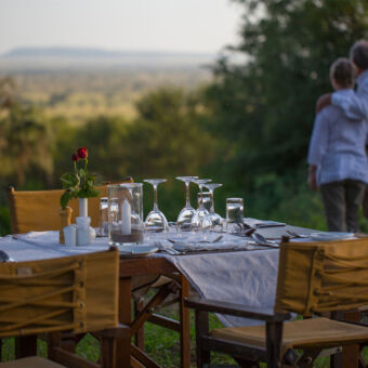 mooi gedekte tafel in de serengeti voor een bush lunch