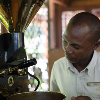 maken van een vers kopje koffie door barista