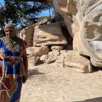 gids met een aanwijsstok bij de kolo rock art site in tanzania