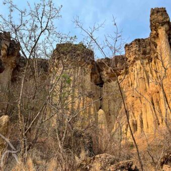 isimilia pilaren met een blauwe lucht er achter