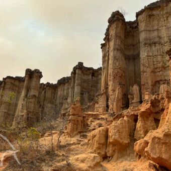 hoge pilaren bij isimilia stone age nabij ruaha national park in tanzania
