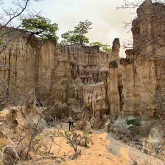 isimilia stone age hoge pilarenwand met persoon
