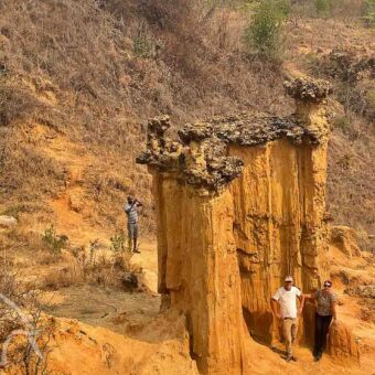 vanuit een hoogte kijk je uit een hoge pilaar met mensen er voor