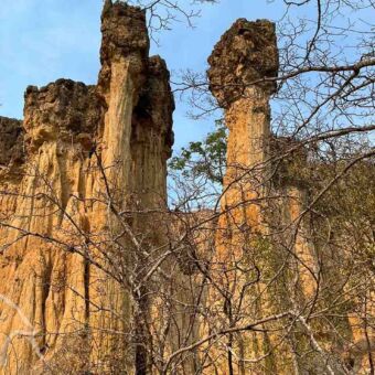 3 hoge pilaren bij isimilia stone age met daarachter de blauwe lucht
