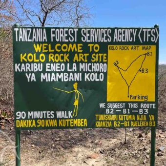 bordje met de aanduiding van de verschillende plekken waar de rotstekening van de kolo rock art site te vinden zijn