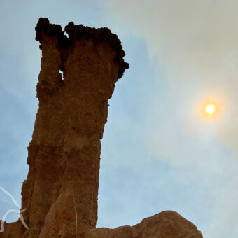 hoge pilaar bij isimilia met aan de linkerkant de zon