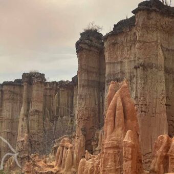 pilarenwand bij isimilia stone age in tanzania