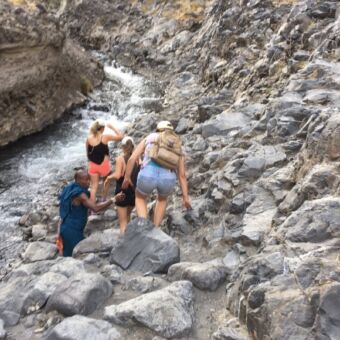 klauterende mensen op een rotsachtig pag bij de ngare sero rivier