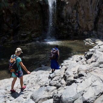 wandeling van 2 mensen over rotsen bij de ngara sero rivier