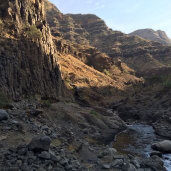 rivierbedding van de ngare sero rivier bij lake natron