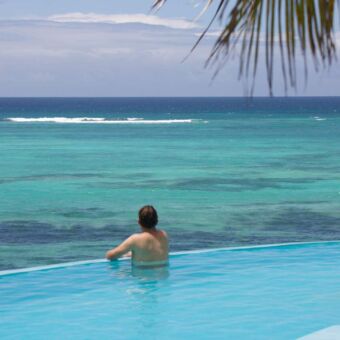 infinity pool op zanzibar met een mandie kuitijkt over de indische oceaan