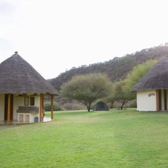 overzicht van de sanitaire voorzieningen op de migombani campsite bij lake manyara tanzania met op de achtergrond een koepel tent