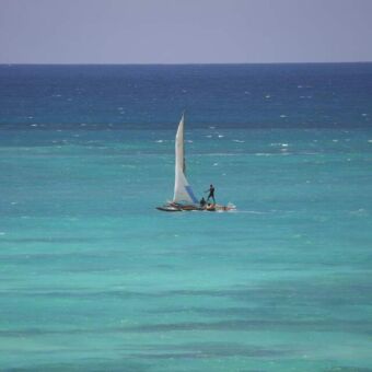 traditionel dhow vissers boot met groot wit zeil op de indische oceaan bij zanzibar