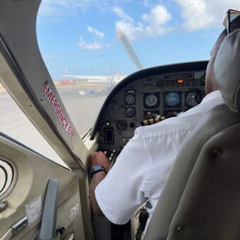 piloot van achteren in een chessna vliegtuigje in Tanzania