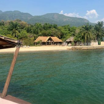 uitzicht vanaf een houten boot op het tanganykia meer met het uitzicht op mbali mbali in mahale mountains