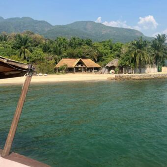 uitzicht vanaf een houten boot op het tanganykia meer met het uitzicht op mbali mbali in mahale mountains