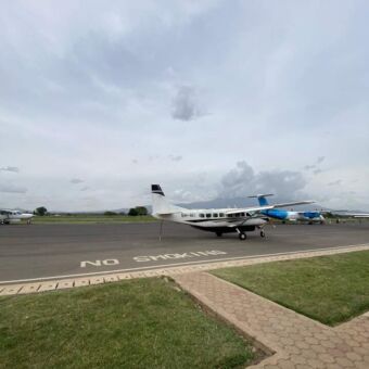 vliegveld van arusha waar twee kleine vliegtuigen klaar staan om te vertrekken