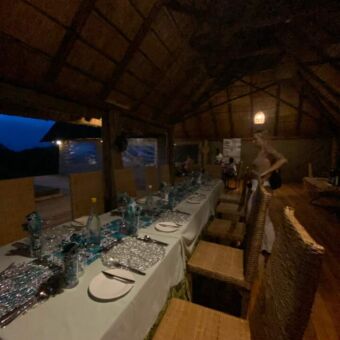 hele grote mooie gedekte tafel voor 10 personen met kaarsen in een accommodatie op zanzibar