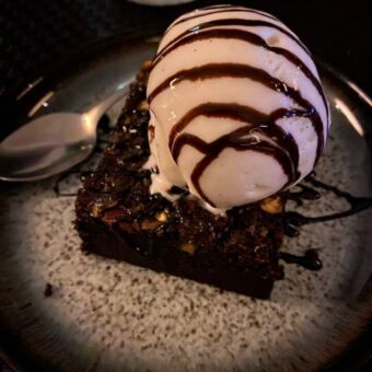 detail van een toetje van chocola in een accommodatie op zanzibar