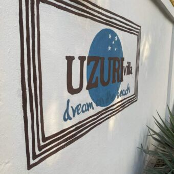 naambordje van uzuri villa op het zanzibar