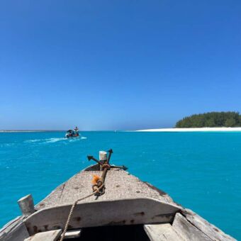 op een dhow aan de kust bij zanzibar kijk je over de indische oceaan uit en naar de kust