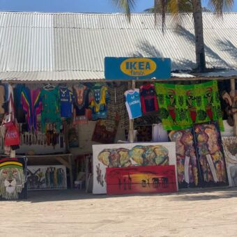 grappige foto van een winkeltje op zanzibar met een groot ikea family bord aan de gevel