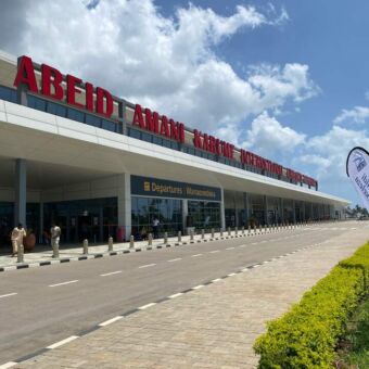 vliegterminal op zanzibar met de naam van het vliegveld op het gebouw