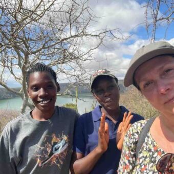 Wilma met 2 vrouwelijke gidsen bij een wandeling bij Lake Chala